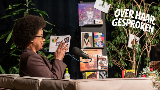 Podcast over afrohaar waarin Morane een jonge vrouw met afrokapsel interviewt