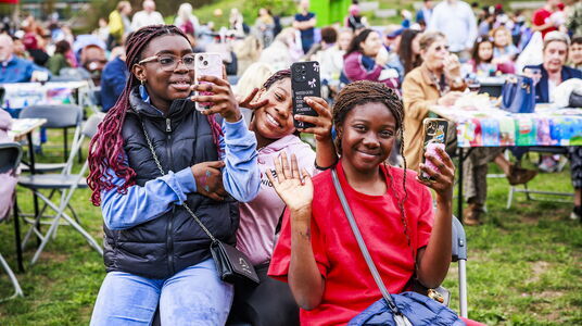 meisjes nemen foto met smartphone